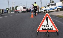 Otomobil, kırmızı ışıkta bekleyen araca çarptığı kazada 4 kişi yaralandı